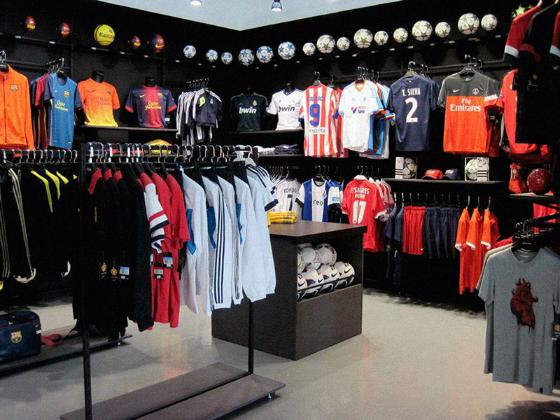 Arredamento negozio abbigliamento sportivo Milano, arredo sporivo